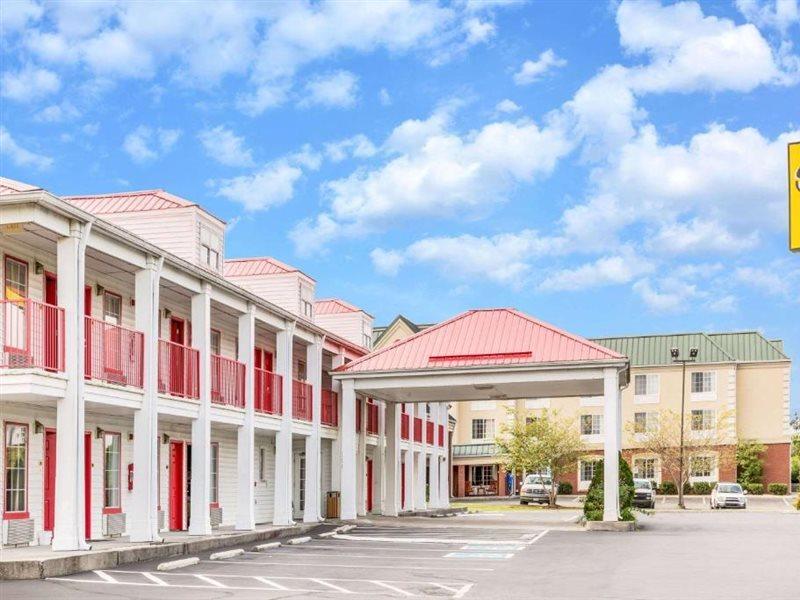 Super 8 By Wyndham Clinton Hotel Exterior foto