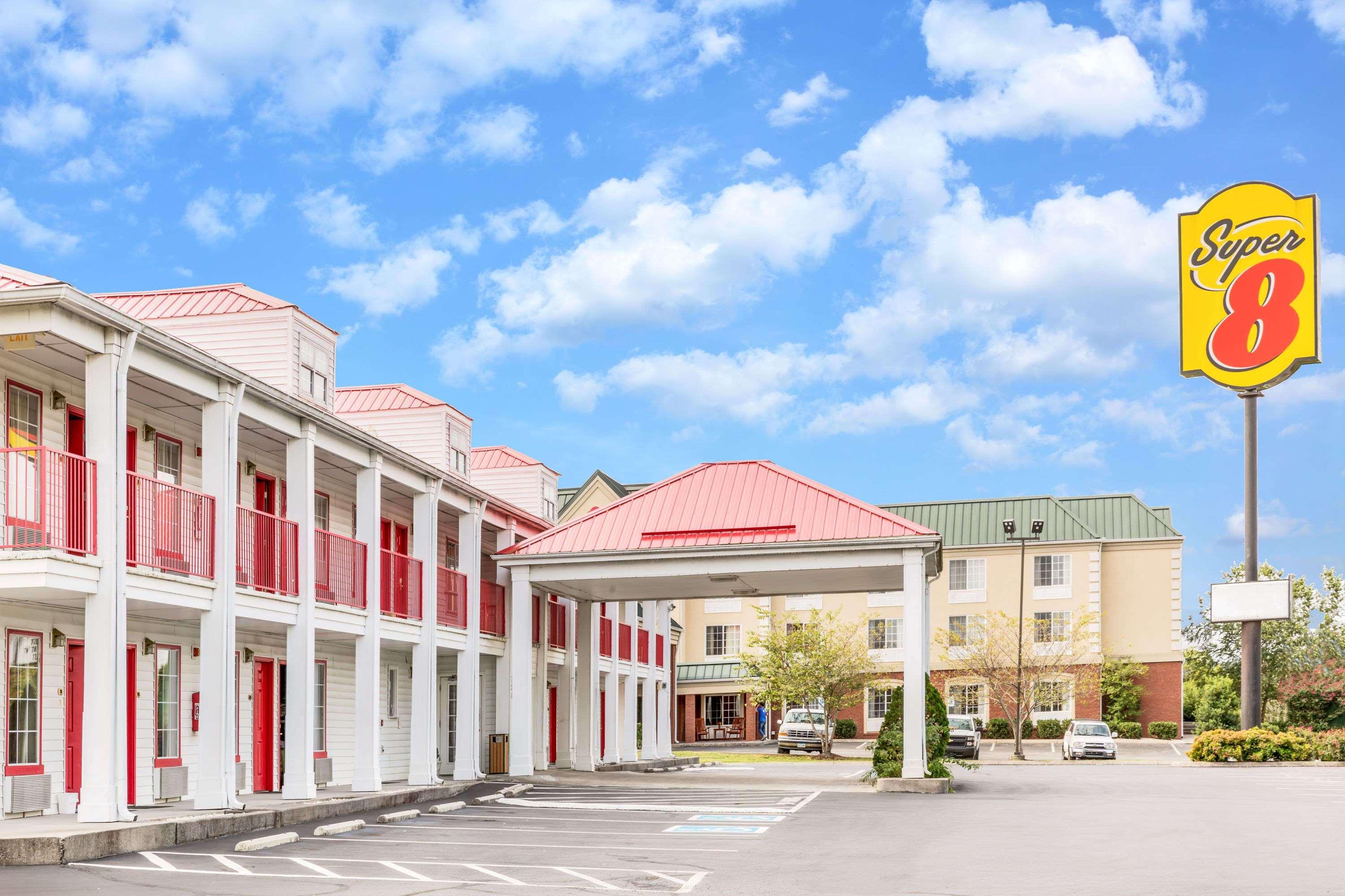 Super 8 By Wyndham Clinton Hotel Exterior foto