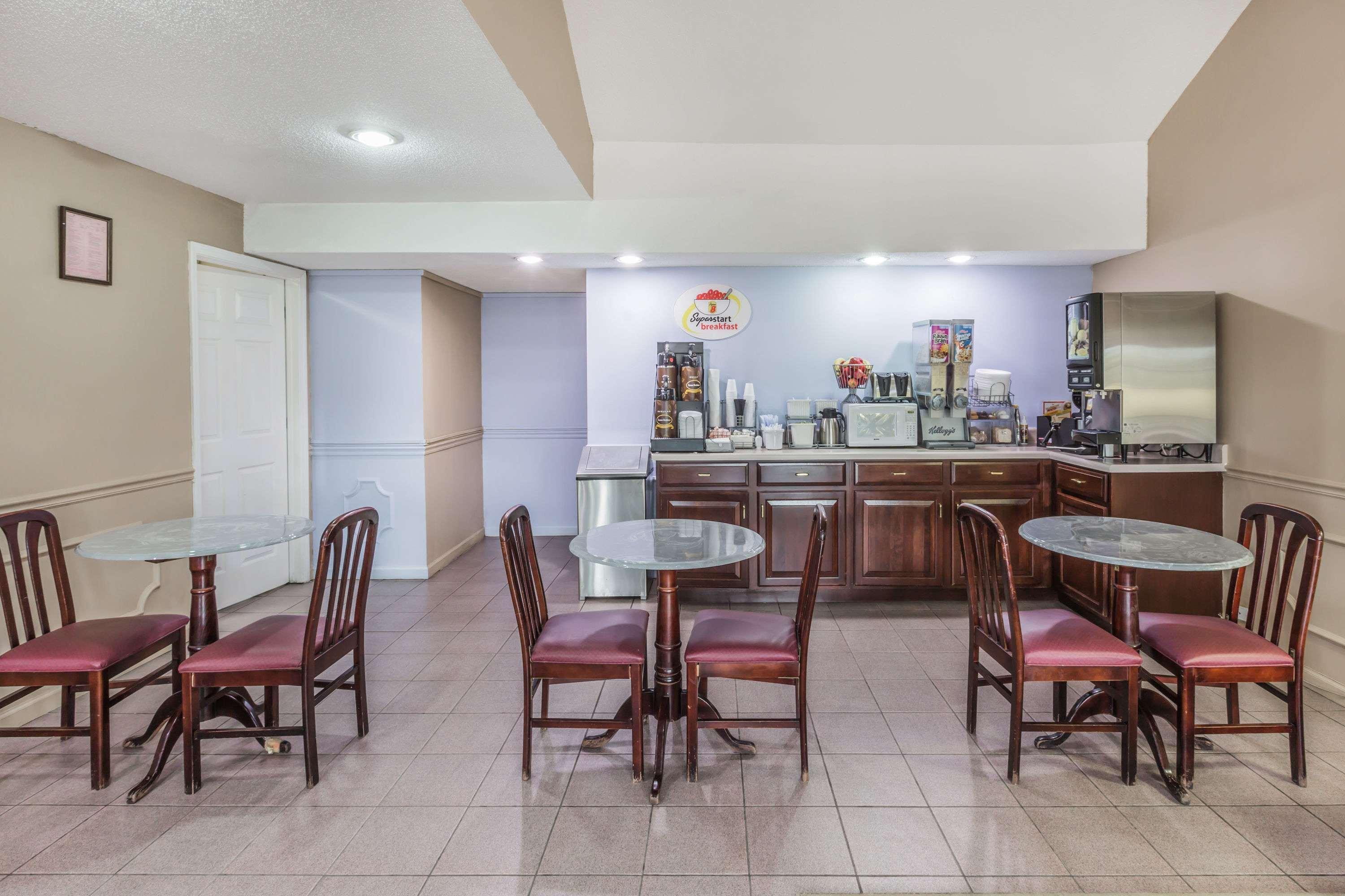 Super 8 By Wyndham Clinton Hotel Exterior foto