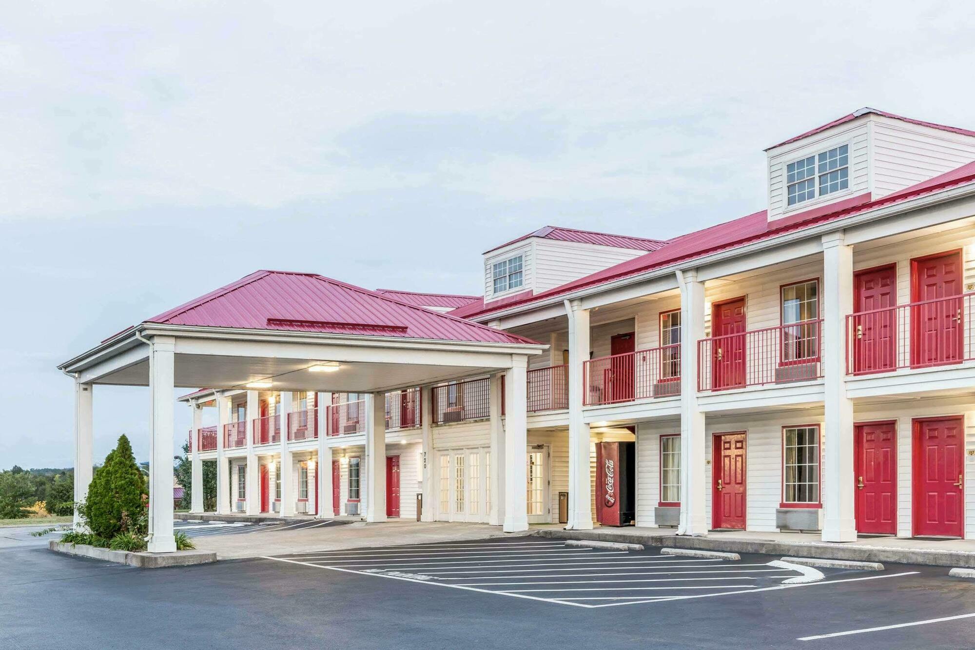 Super 8 By Wyndham Clinton Hotel Exterior foto